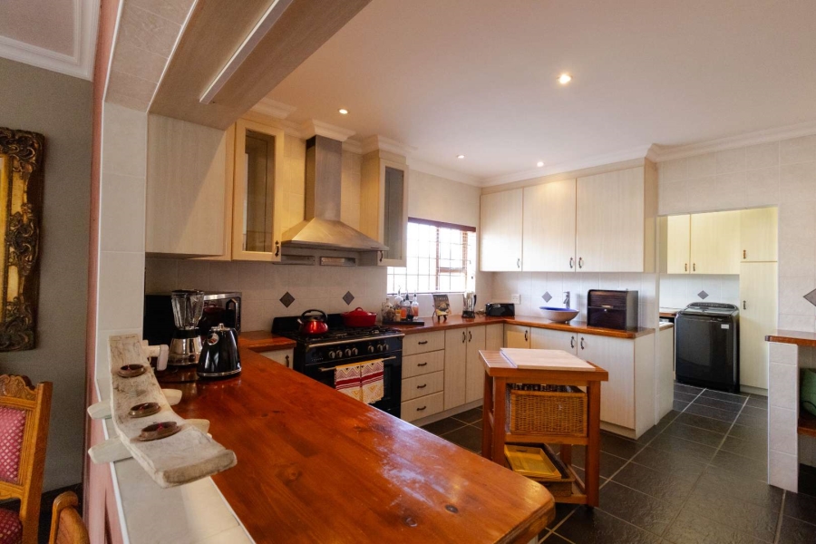 6 Bedroom Property for Sale in Sandbaai Western Cape